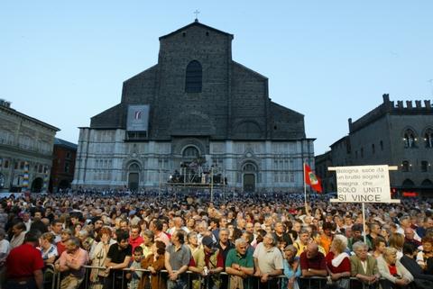 Piazza Maggiore la sera del 17 giugno 2004